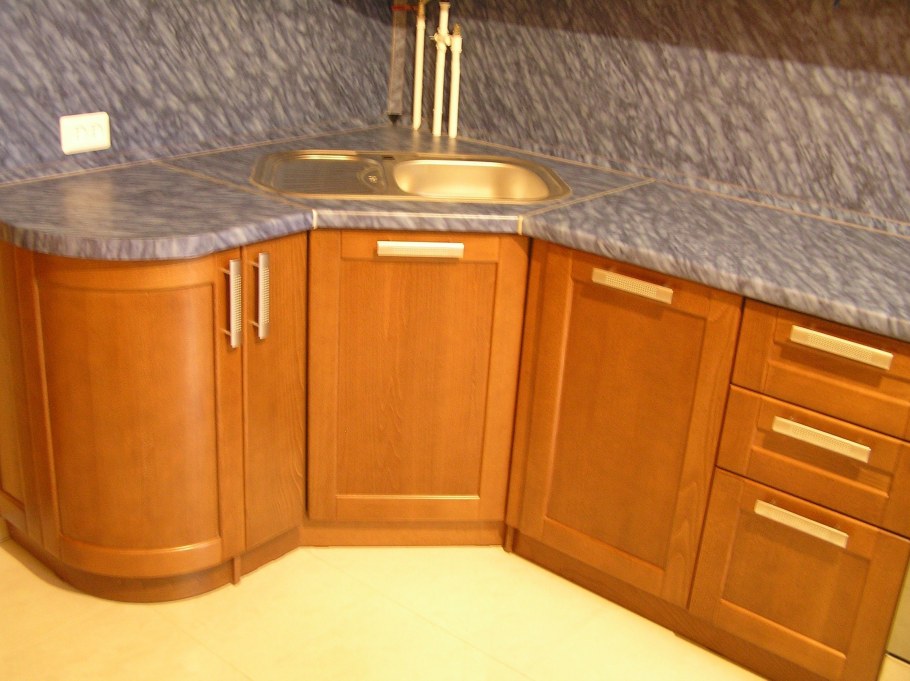 Плинтус на гарнитуре кухни