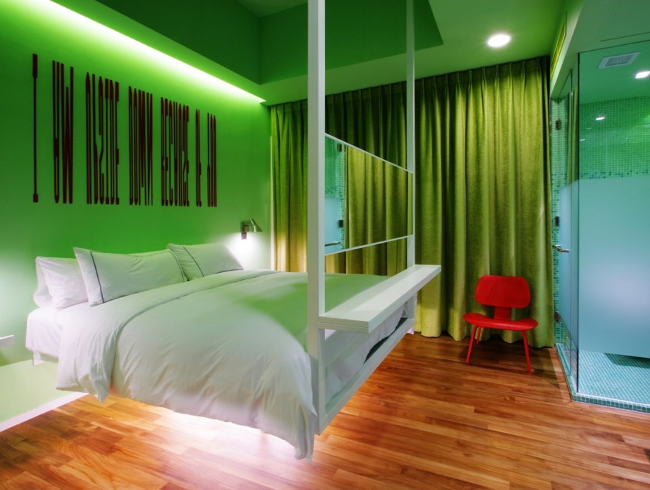 Комната с зеленым освещением