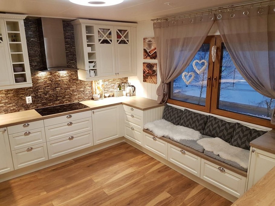 Кухонный гарнитур вдоль окна