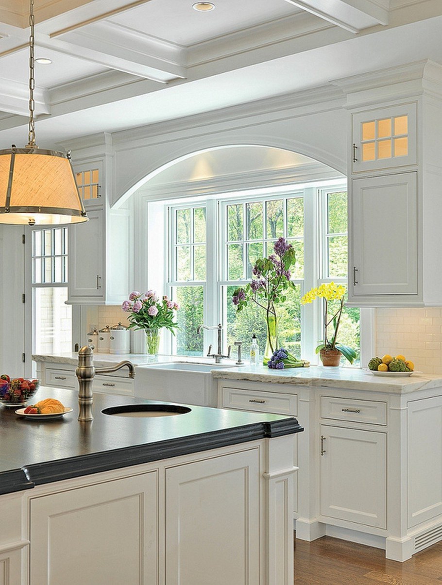 Кухня с окном в частном доме