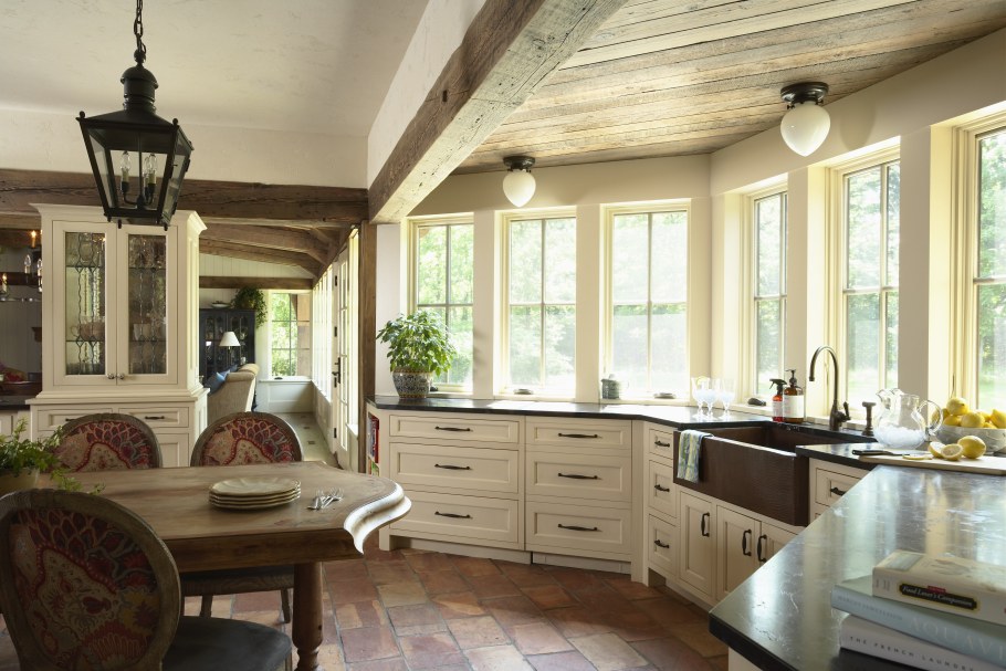 Кухня в загородном доме с окном