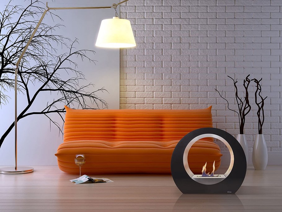 Оранжевый диван в интерьере