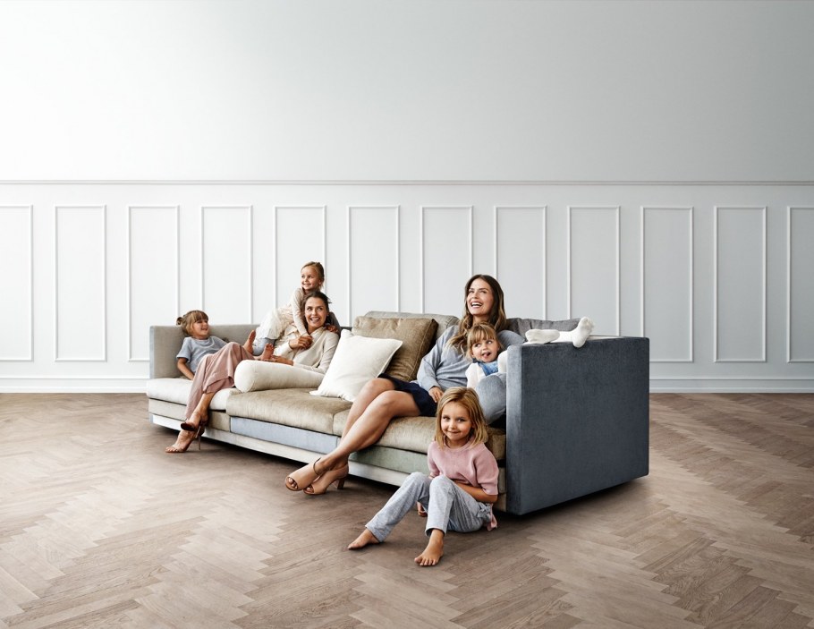 Счастливая семья на диване