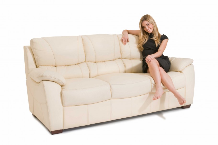 Девушка на диване