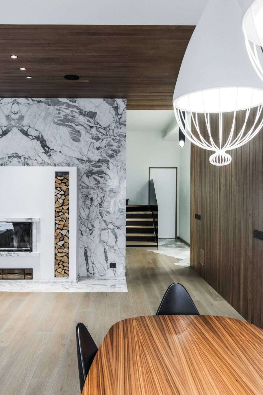 Мрамор и дерево в интерьере гостиной