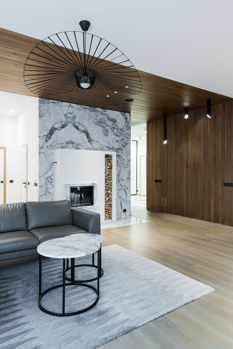 Сочетание мрамора и дерева