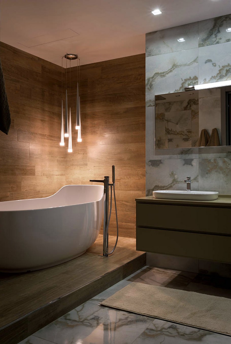 Мраморная ванная комната с деревом