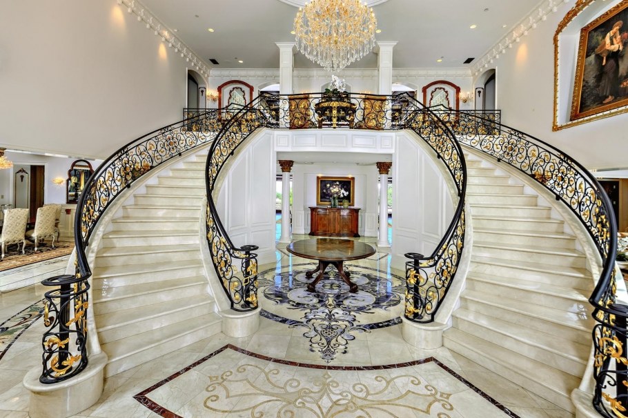 Мраморная лестница в доме