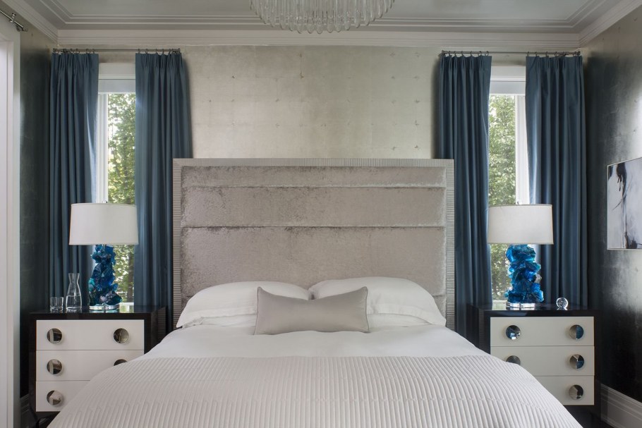 Серая спальня с синими шторами