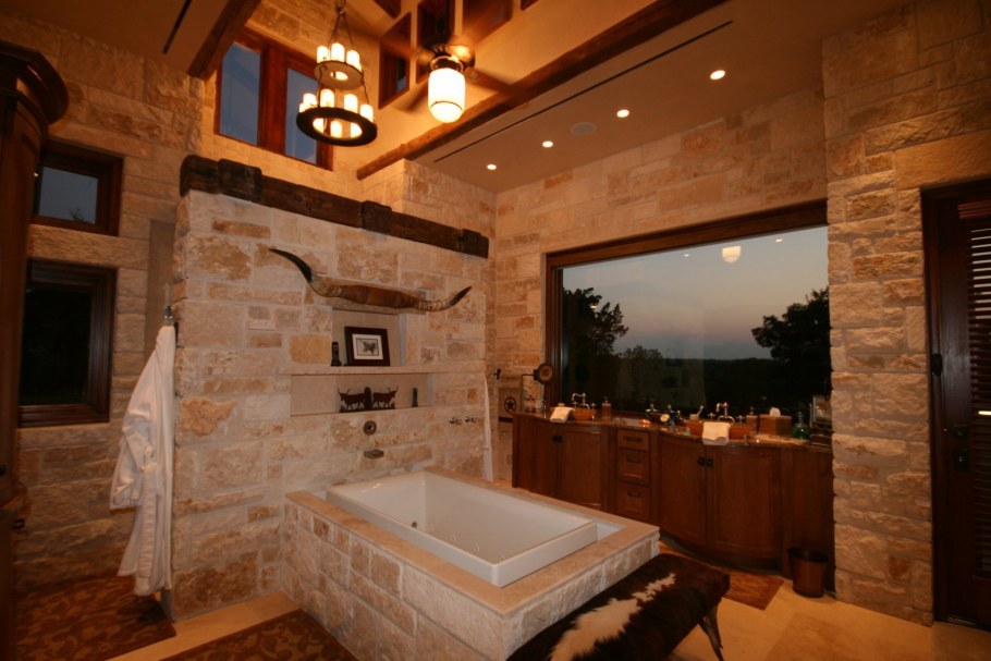 Ванная комната с декоративным камнем