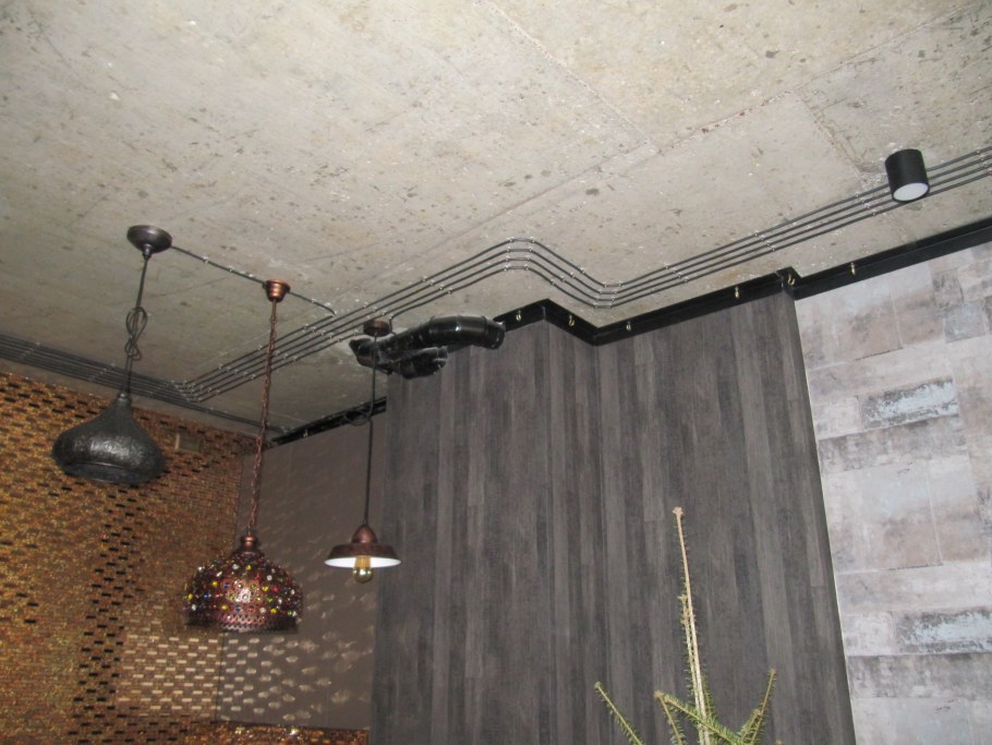 Открытая проводка на потолке