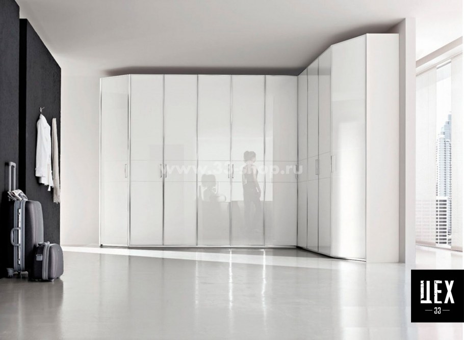 Шкаф с белыми фасадами