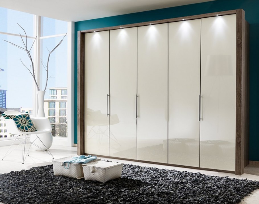 Встроенный распашной шкаф в спальню