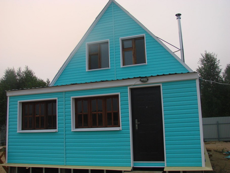 Деревянные дома с зеленой крышей