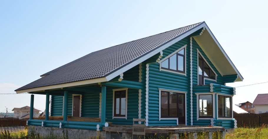 Дом с голубым фасадом