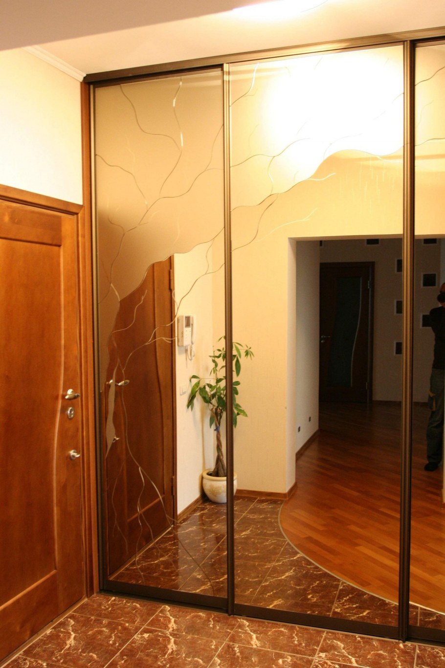 Угловой шкаф-купе в прихожую