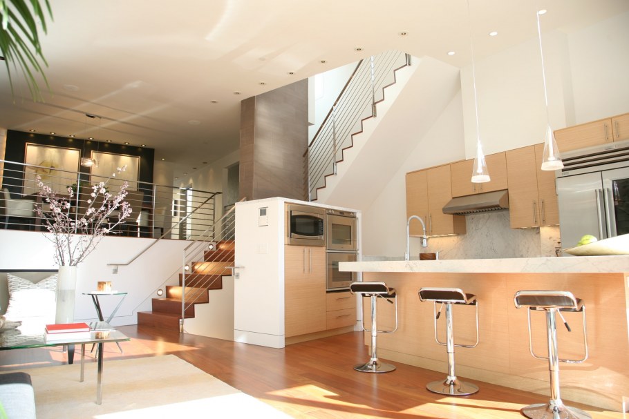 Кухня студия в двухэтажном доме