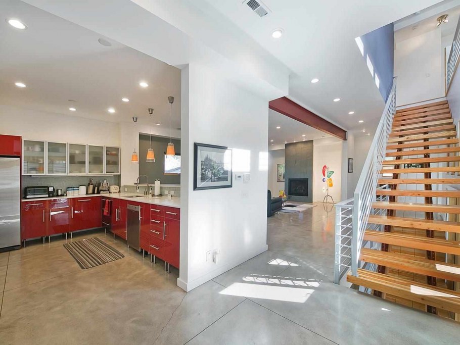 Двухэтажный дом внутри кухня