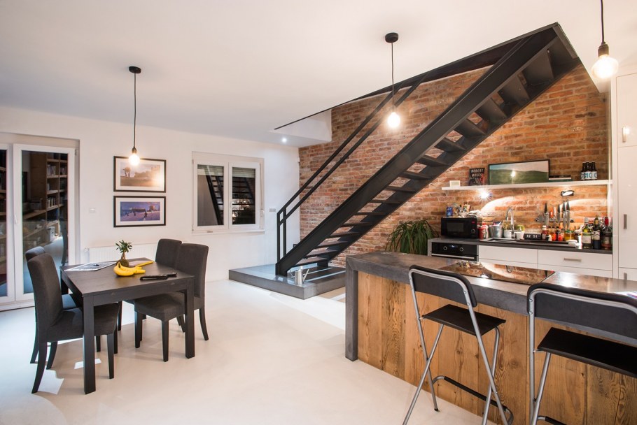 Кухня в двухэтажном доме