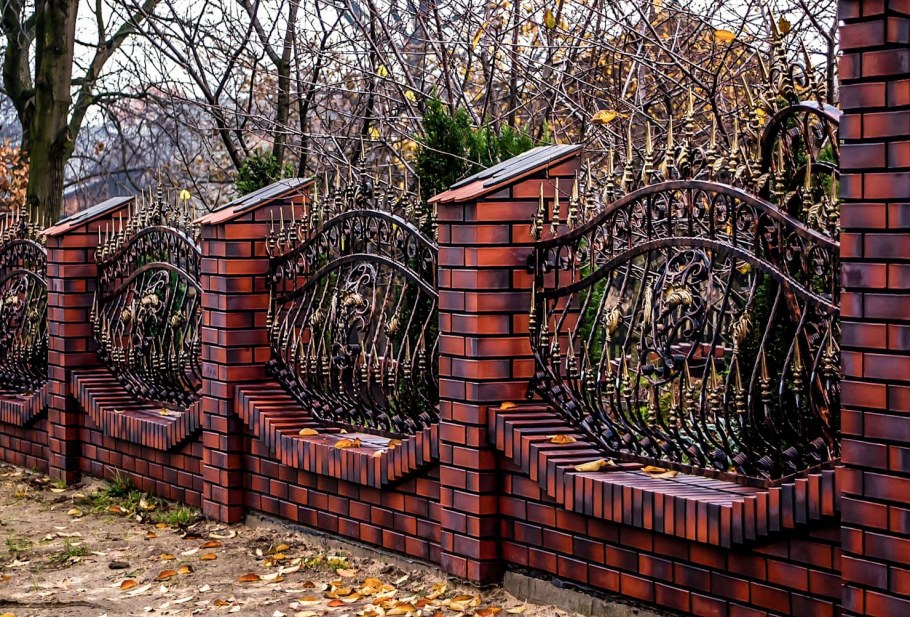 Красивый кирпичный забор