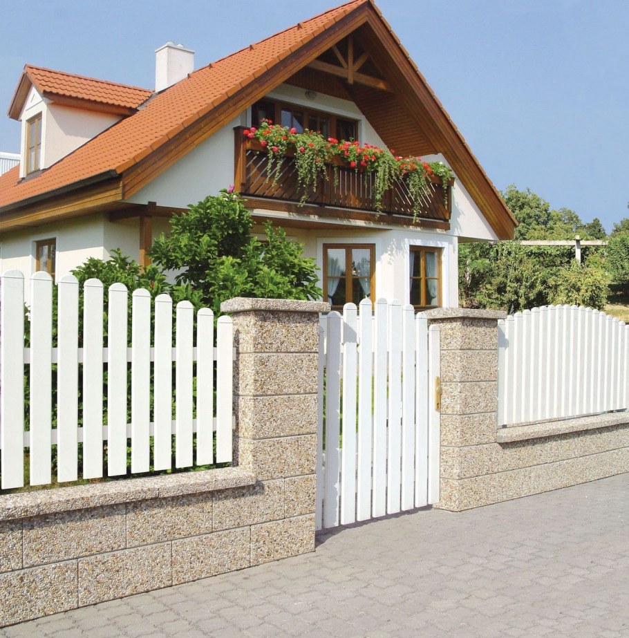 Забор перед домом