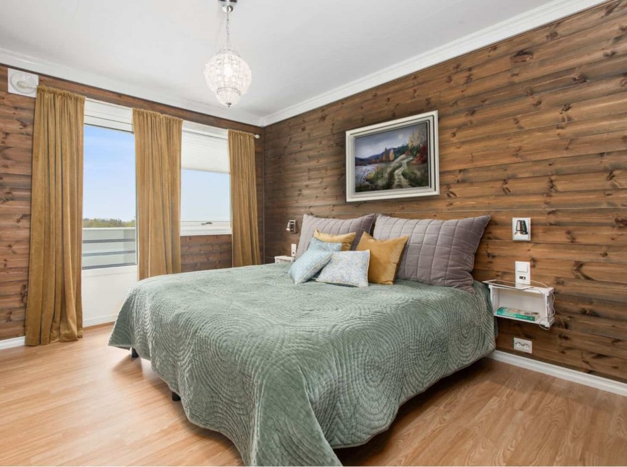 Напольный ламинат на стену