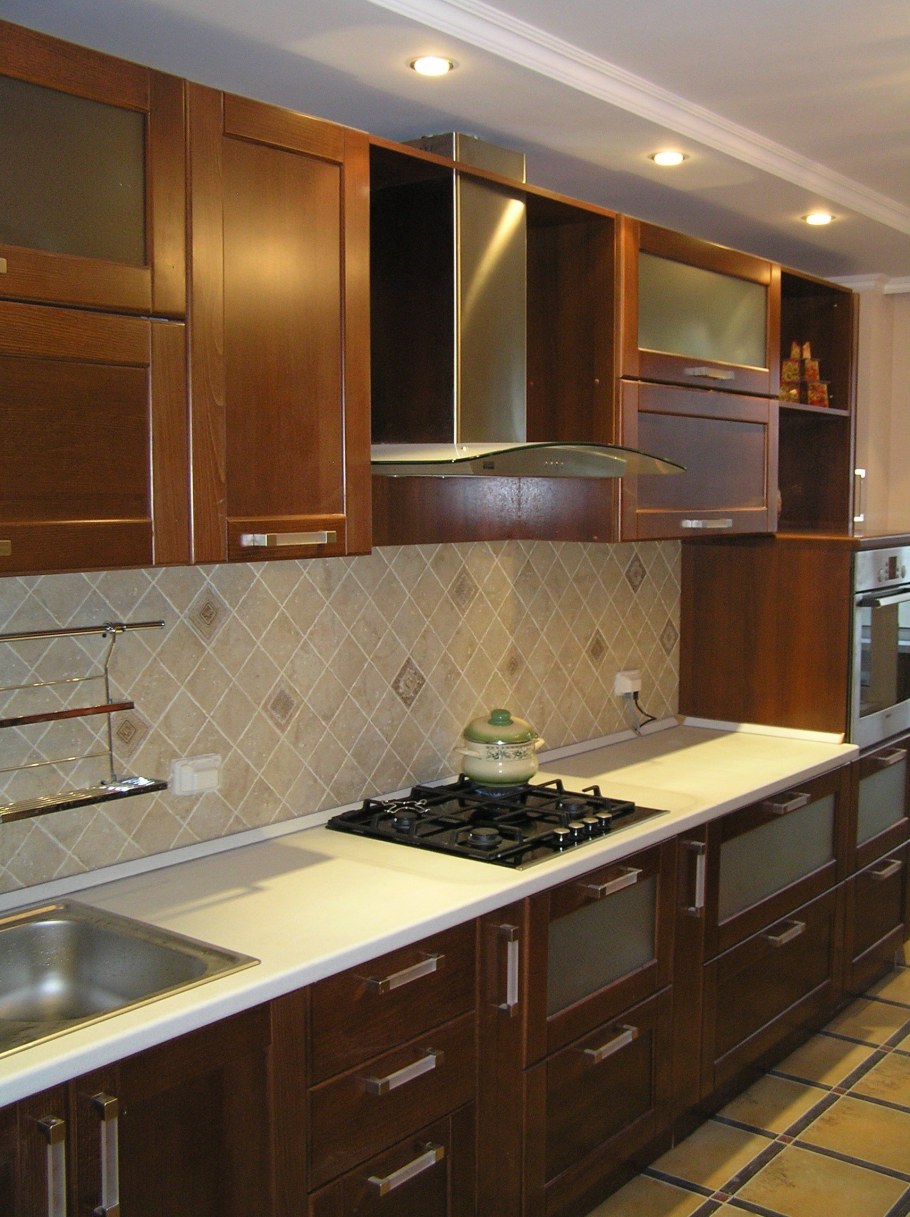 Кухонный гарнитур коричневый