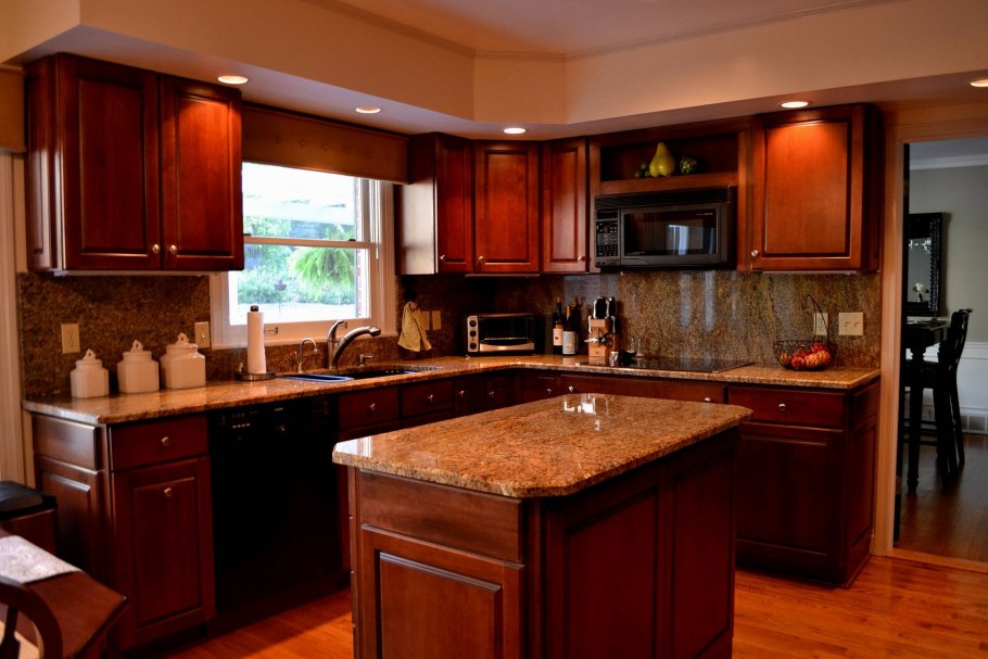 Кухня в коричневом цвете