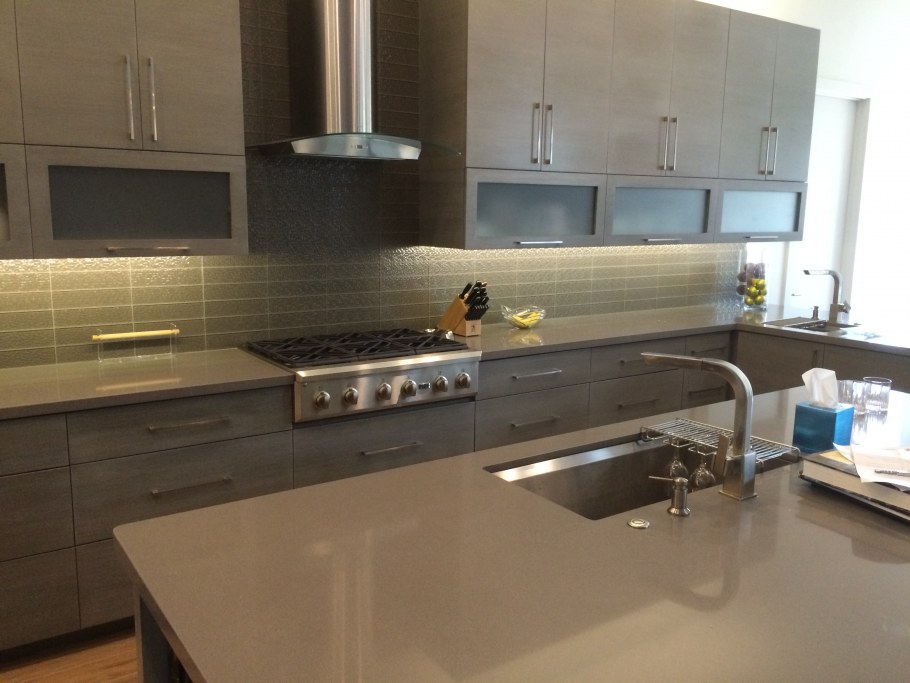 Кухня белая с сером с коричневой столешницей