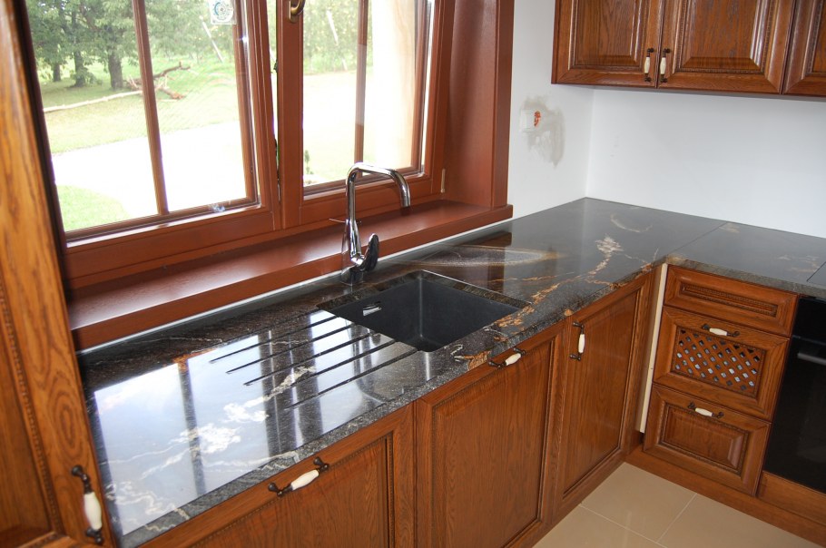 Гранит сезам Блэк столешница