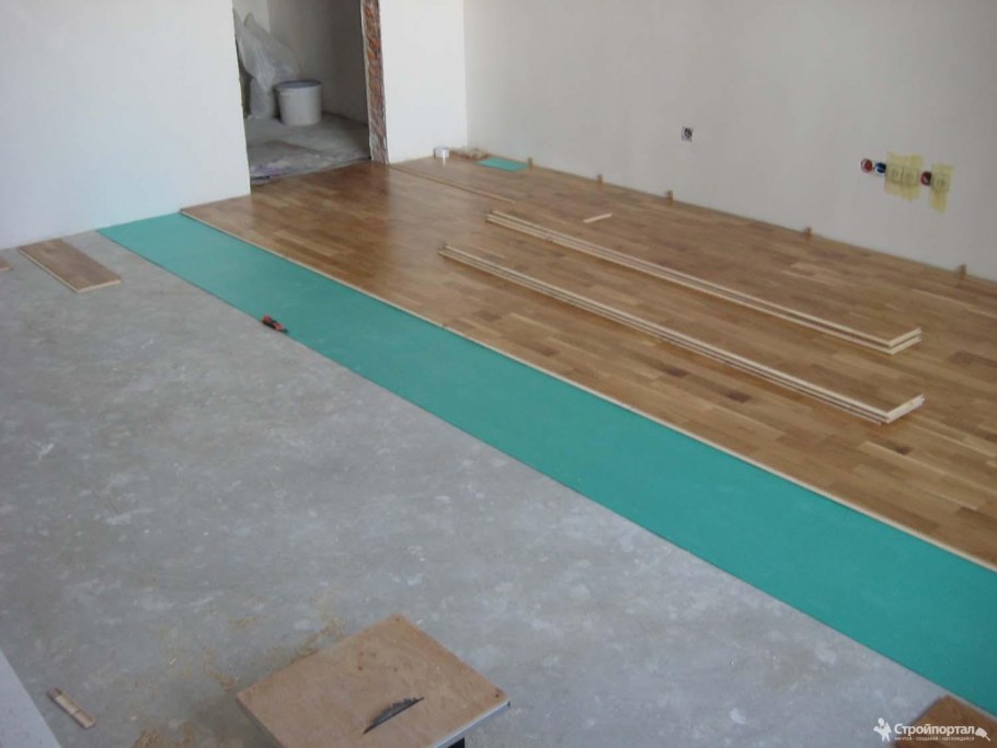 Настил ламината на стяжку