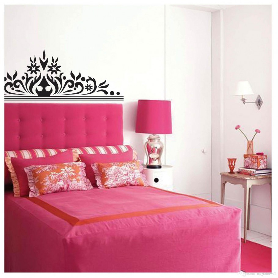 Кровать с серым одеялом