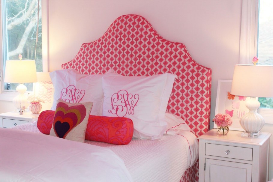 Пыльно розовая кровать