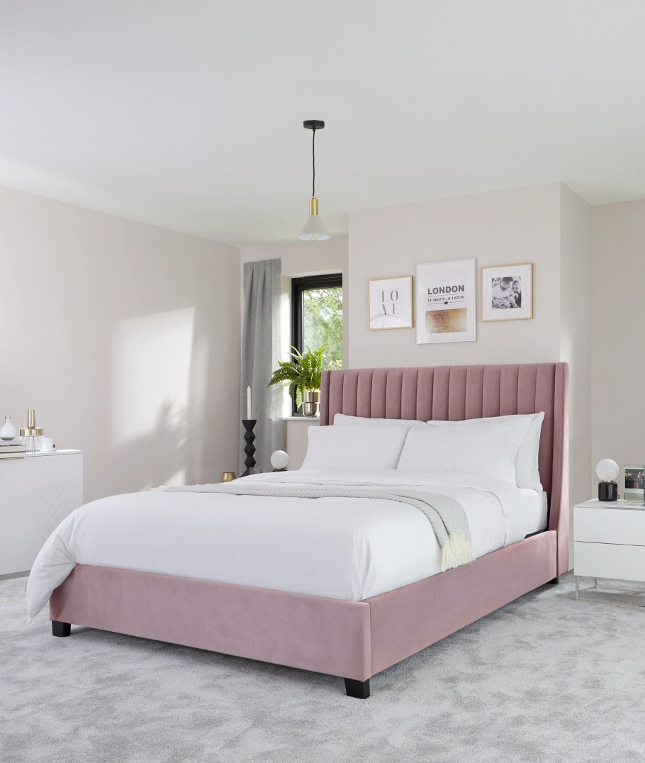 Плед на кровати в интерьере