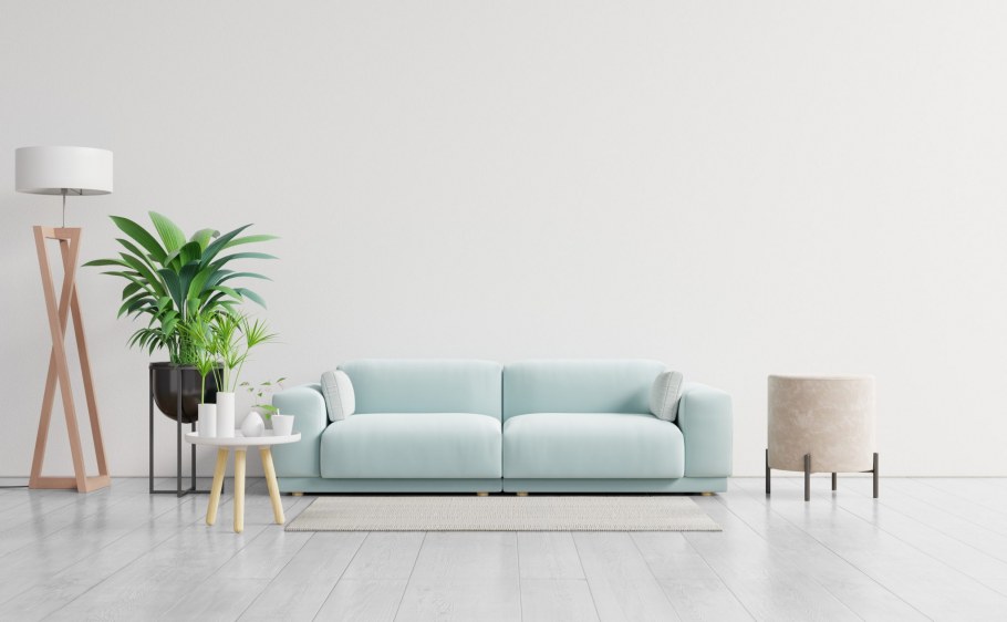 Диван у белой стены