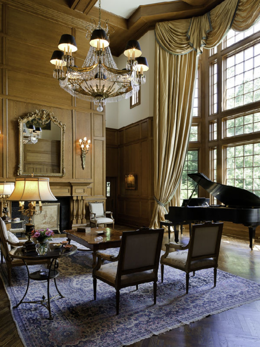 Интерьер комнаты в готическом стиле