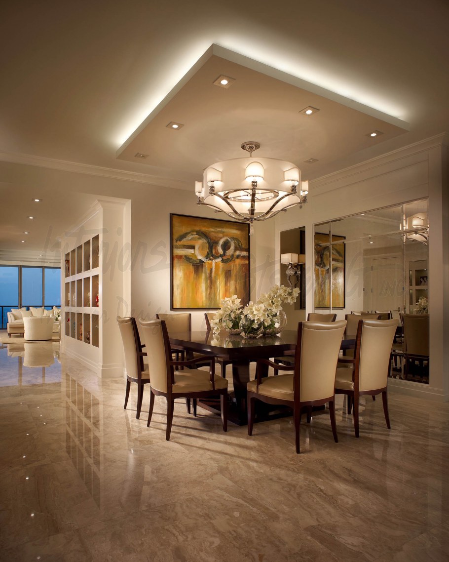 Натяжной потолок в гостиной столовой