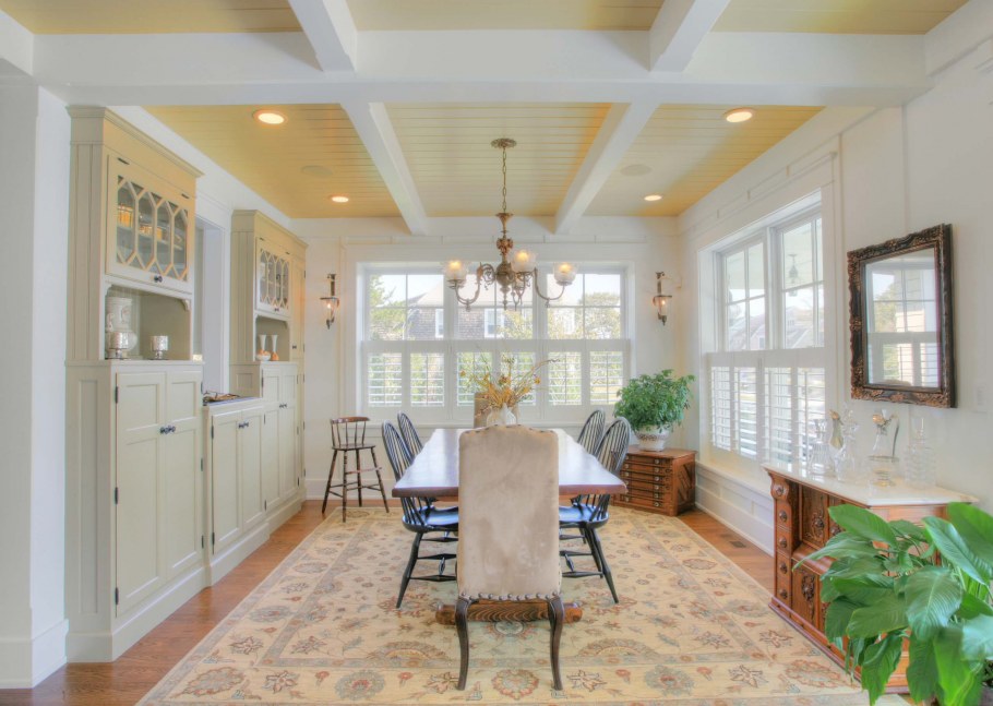 Желтые балки на потолке