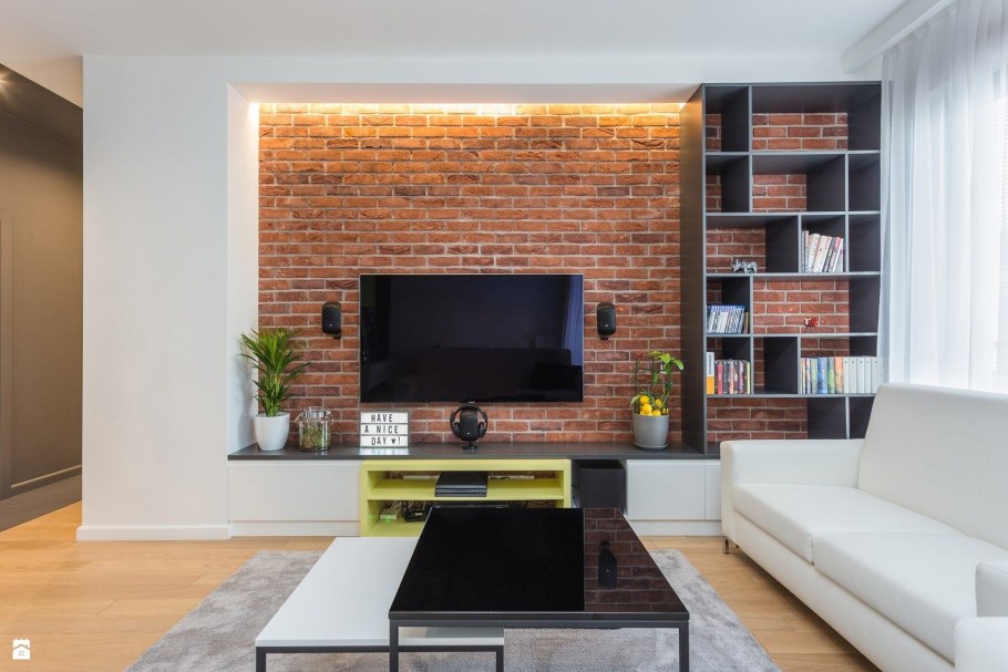 Кирпич за телевизором