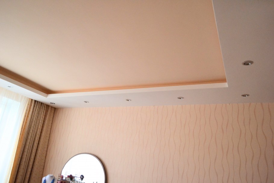 Оранжевые шторы в интерьере кухни