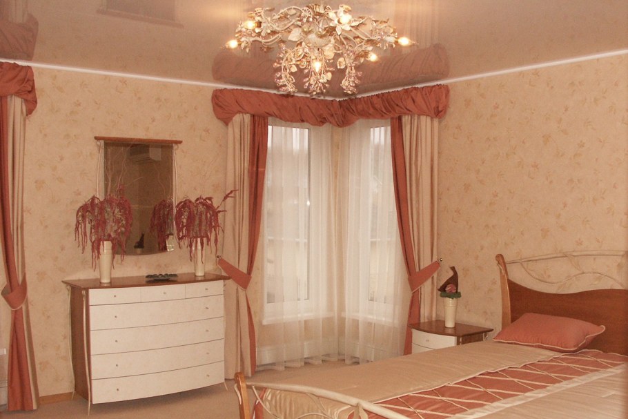 Персиковый матовый потолок