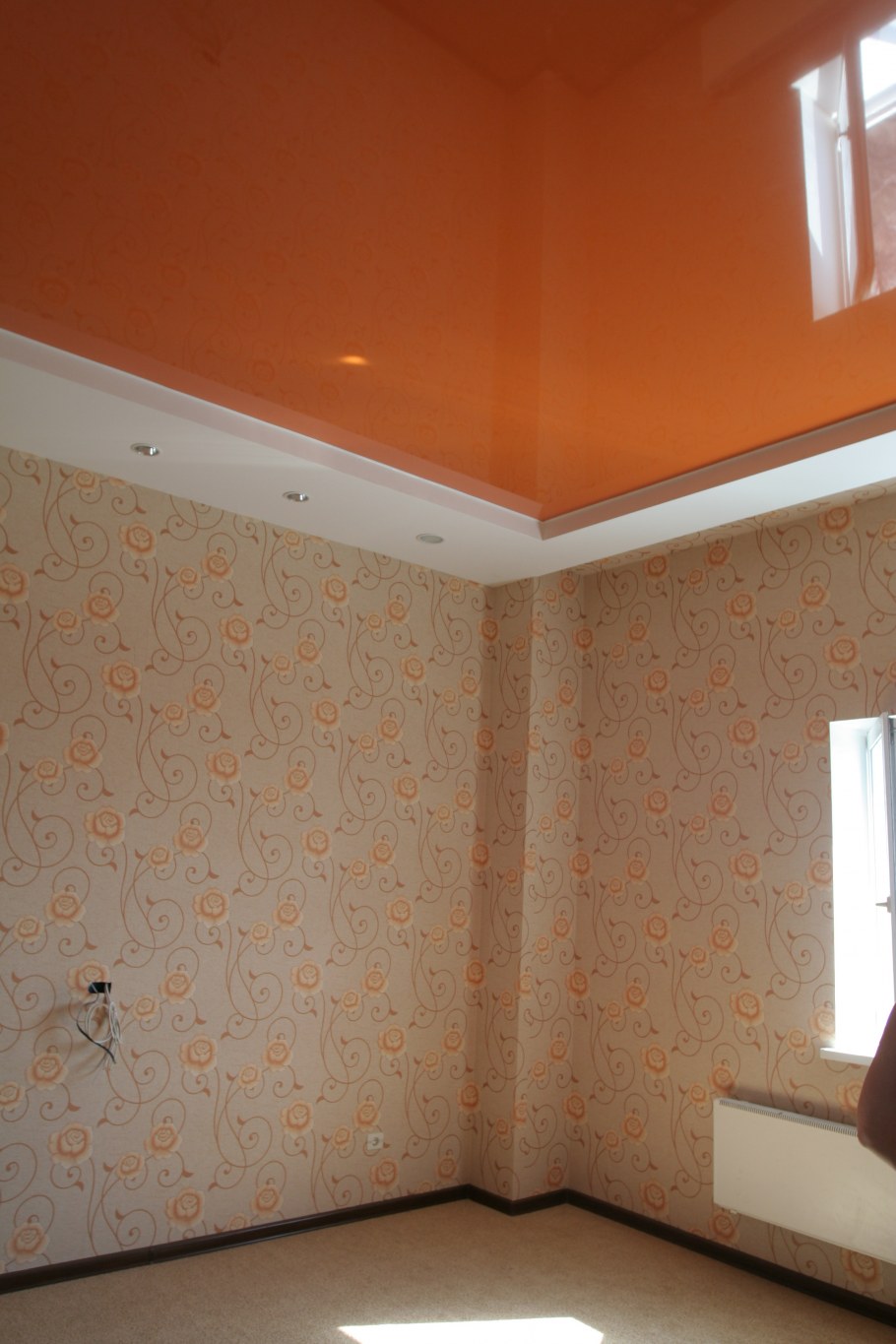 Персиковый натяжной потолок