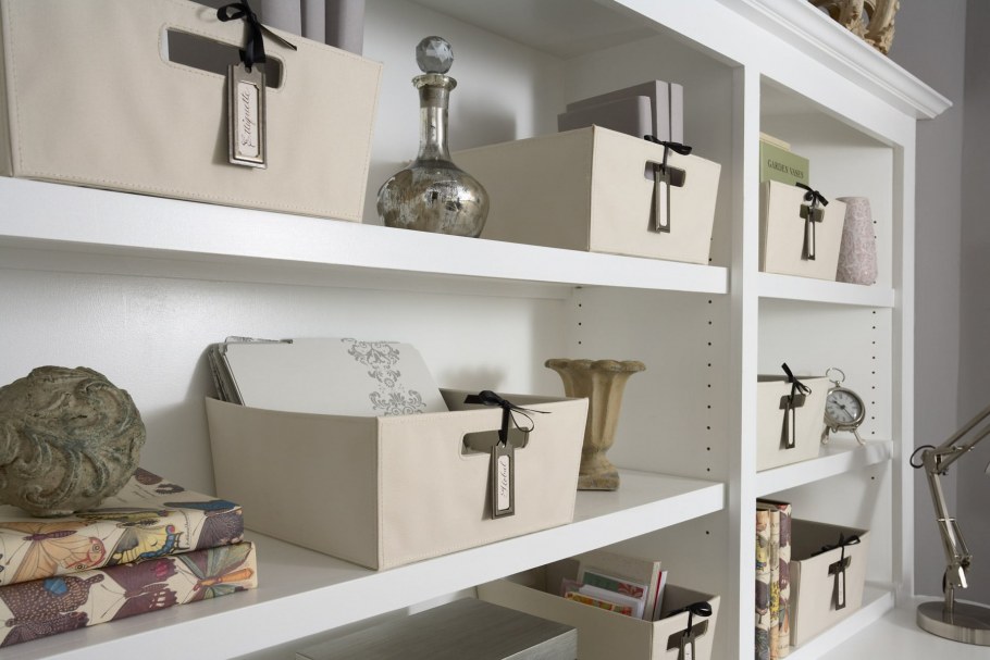 Коробки на полках