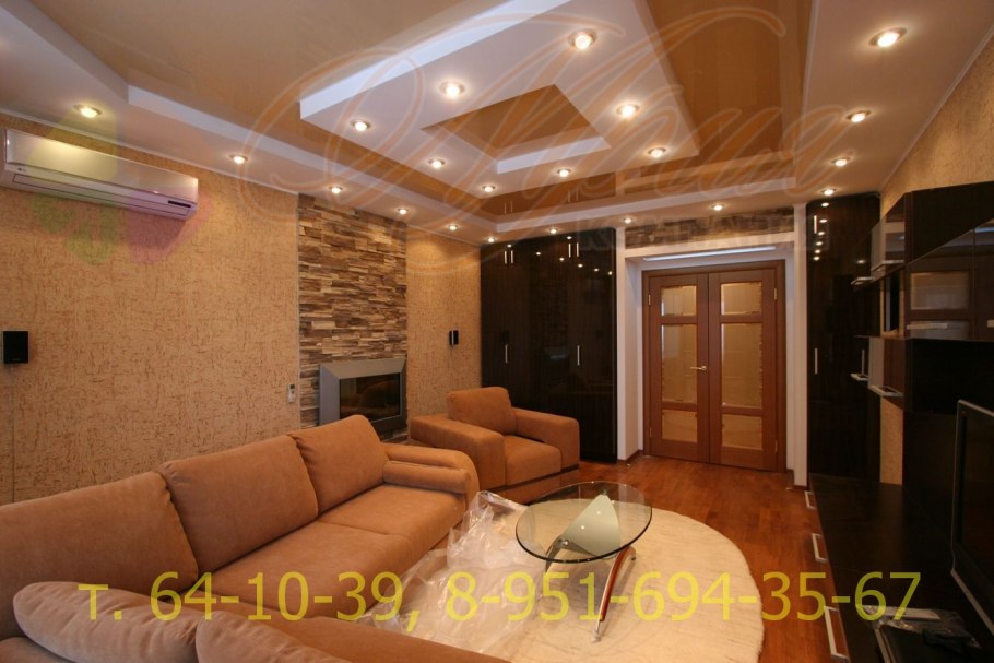 Двухъярусный прямоугольный потолок в гостиной