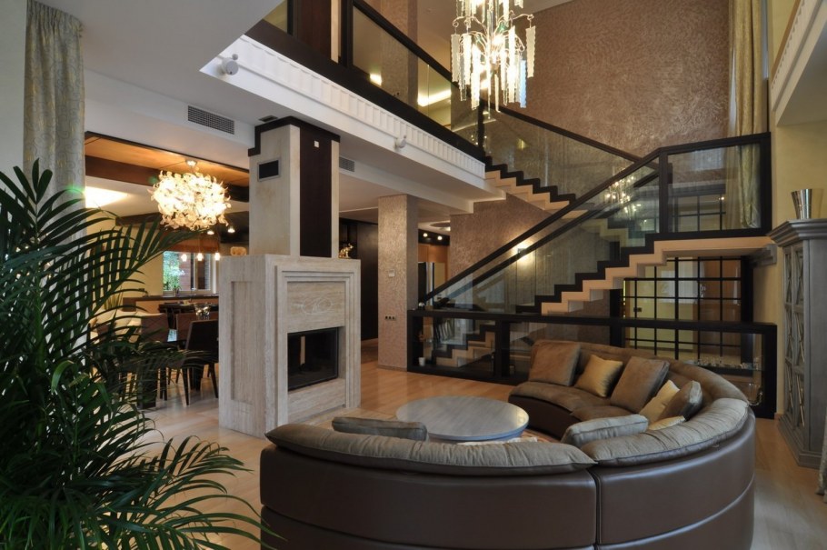 Гостиная с лестницей и камином