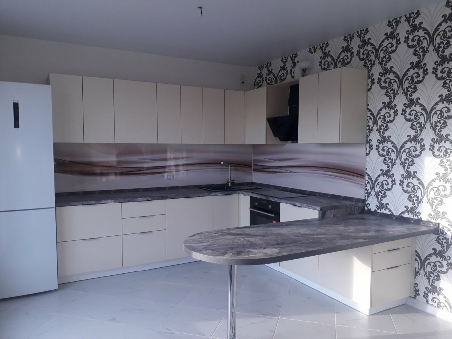 Кухонный стол из АГТ