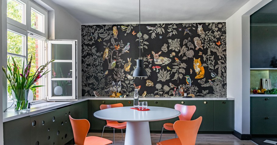Темные яркие обои в интерьере кухни
