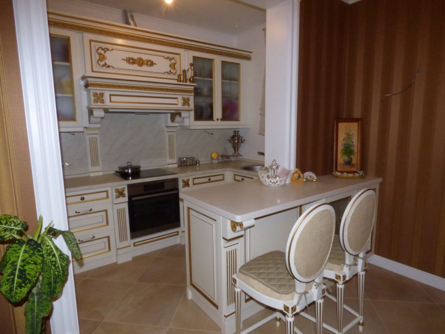 Кухня Неоклассика бежевая с патиной