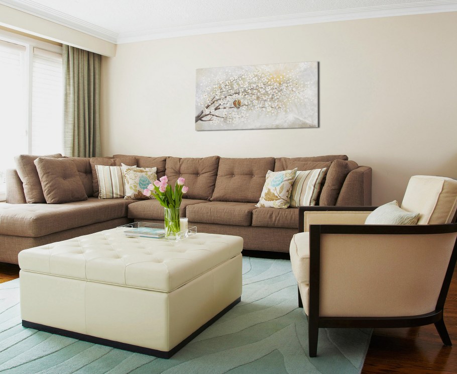 Кремовый диван в интерьере