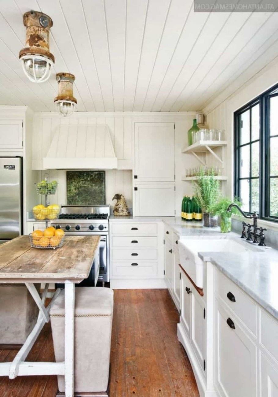 Белая кухня в деревенском стиле